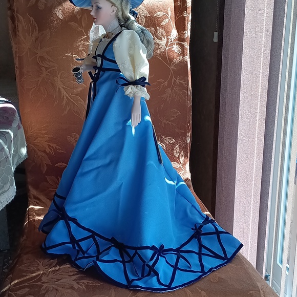 Felicia The Coca-Cola limited edition heirloom doll - Picture 10 of 13